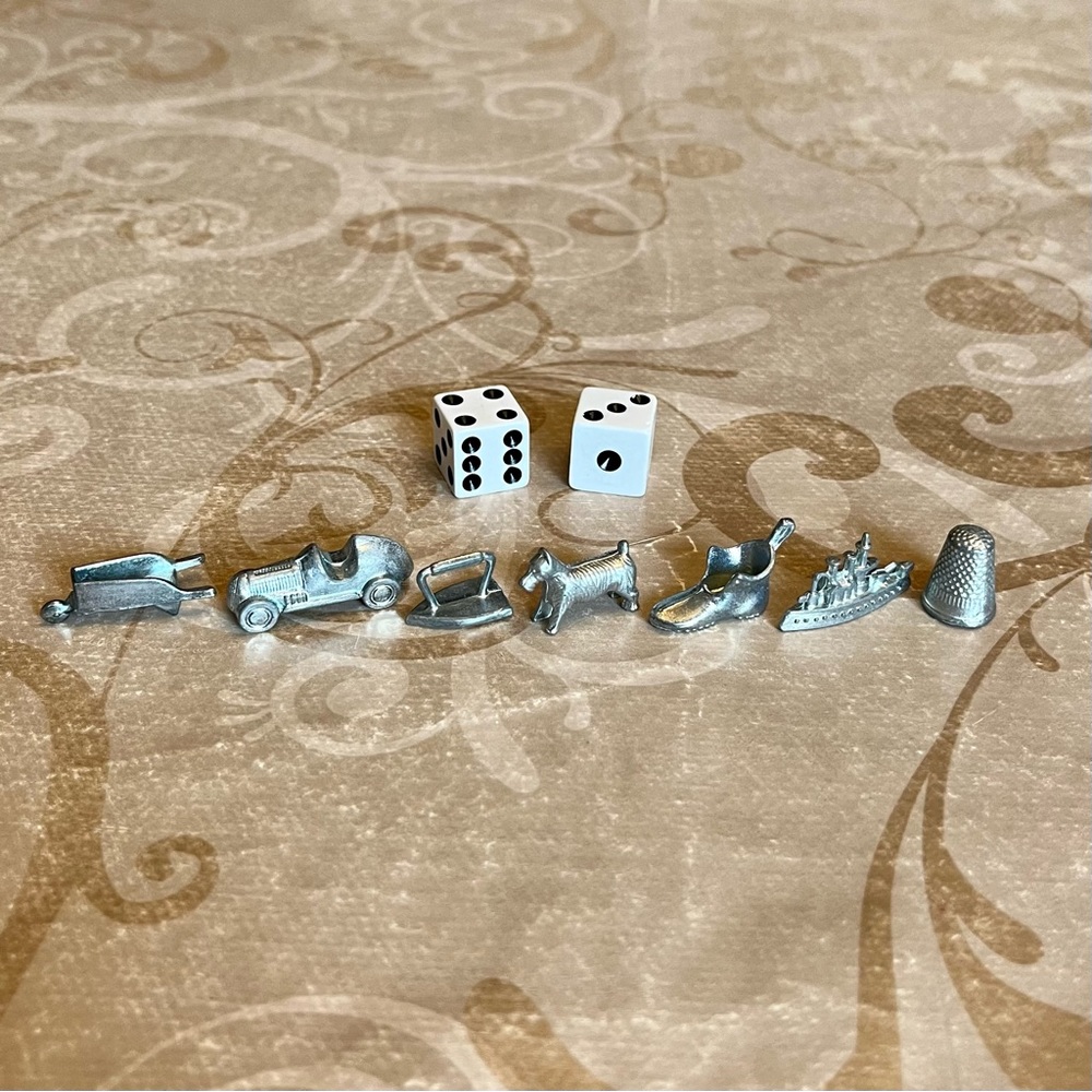 Monopoly 8 pieces and two dice